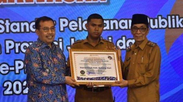 Wakil Bupati Batanghari, Bakhtiar, Terima Penghargaan Dari Ketua Ombudsman RI