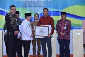 Bupati Batanghari Saat Menerima Paritrana Award