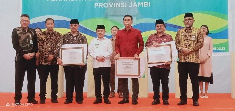 Wawako Maulana Foto Bersama Penerima Penghargaan Paritrana Award Lainnya