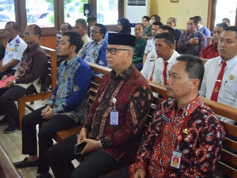 Walikota Jambi Saat Menyaksikan Langsung Sidang Sopir Angkutan Batubara