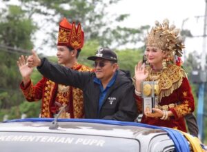 Wawako Maulana Saat Melakukan Arak-Arakan Piala Adipura