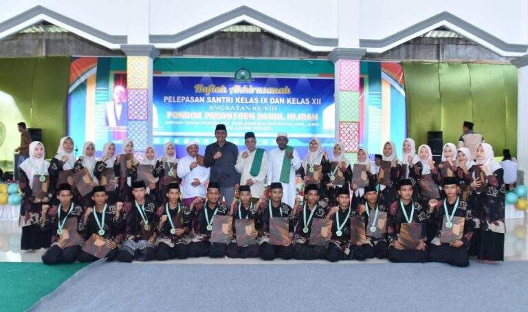 Bupati Fadhil Bersama Para Santri PP Darul Hijrah (Jtizen/Diskominfo Batang Hari)